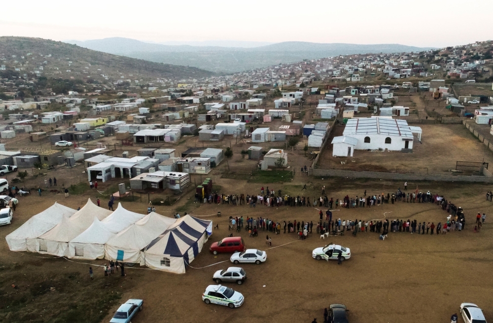 People queue outside the Brazaville voting station in Pretoria to cast their votes during South Africa's national and provincial elections on May 8, 2019.  / AFP / Phill Magakoe
 