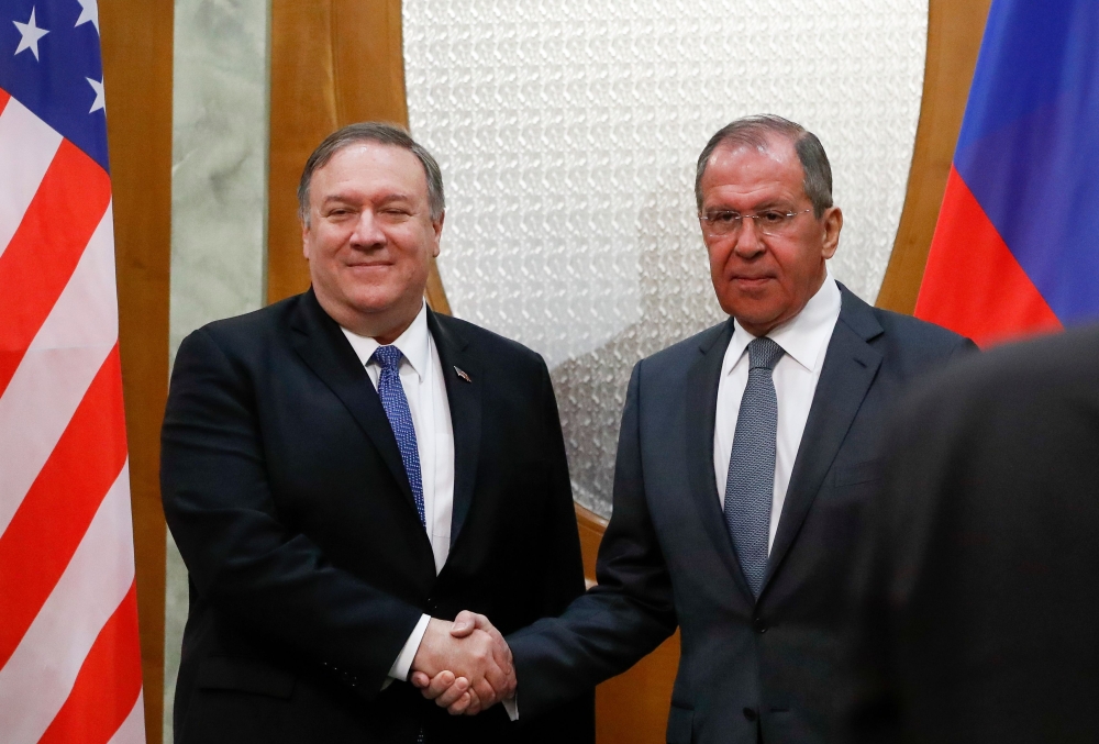 Russian Foreign Minister Sergei Lavrov (R) shakes hands with US Secretary of State Mike Pompeo during a meeting in Sochi on May 14, 2019. / AFP / POOL / Pavel Golovkin