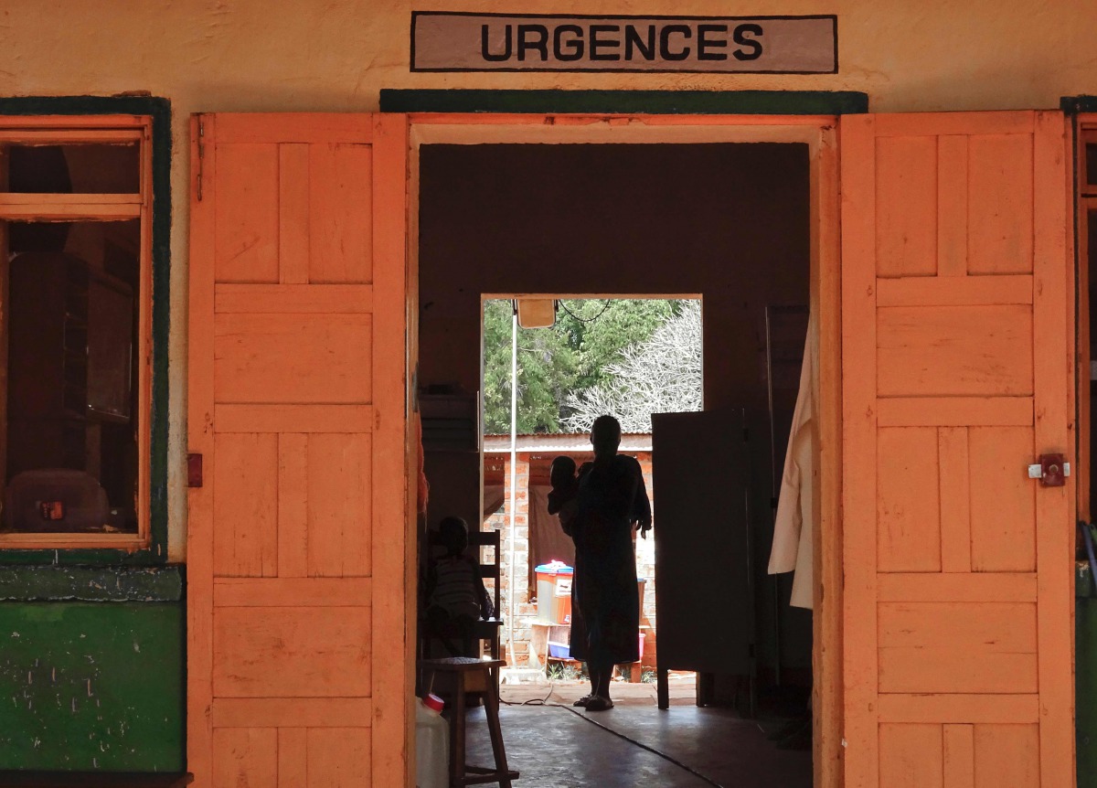 A Central African internally displaced woman holds a child inside an emergency room of the MSF-run hospital in Bangassou on May 26, 2017. AFP/Saber Jendoubi