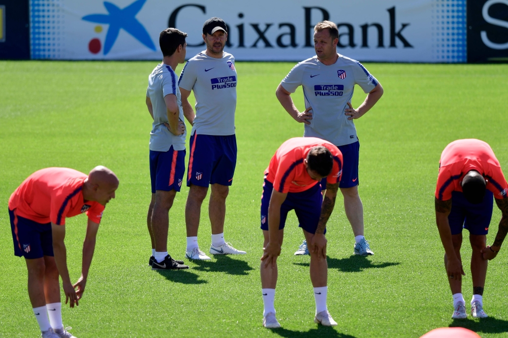 Atletico Madrid's Argentinian coach Diego Simeone (C) attends a training session at the club's training ground in Majadahonda outside of Madrid on May 16, 2019.   AFP / JAVIER SORIANO
