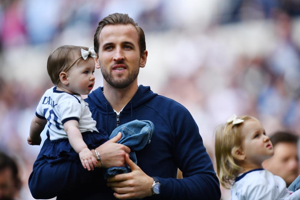 Tottenham's Harry Kane with his daughter on the pitch after the match. (REUTERS/Dylan Martinez)