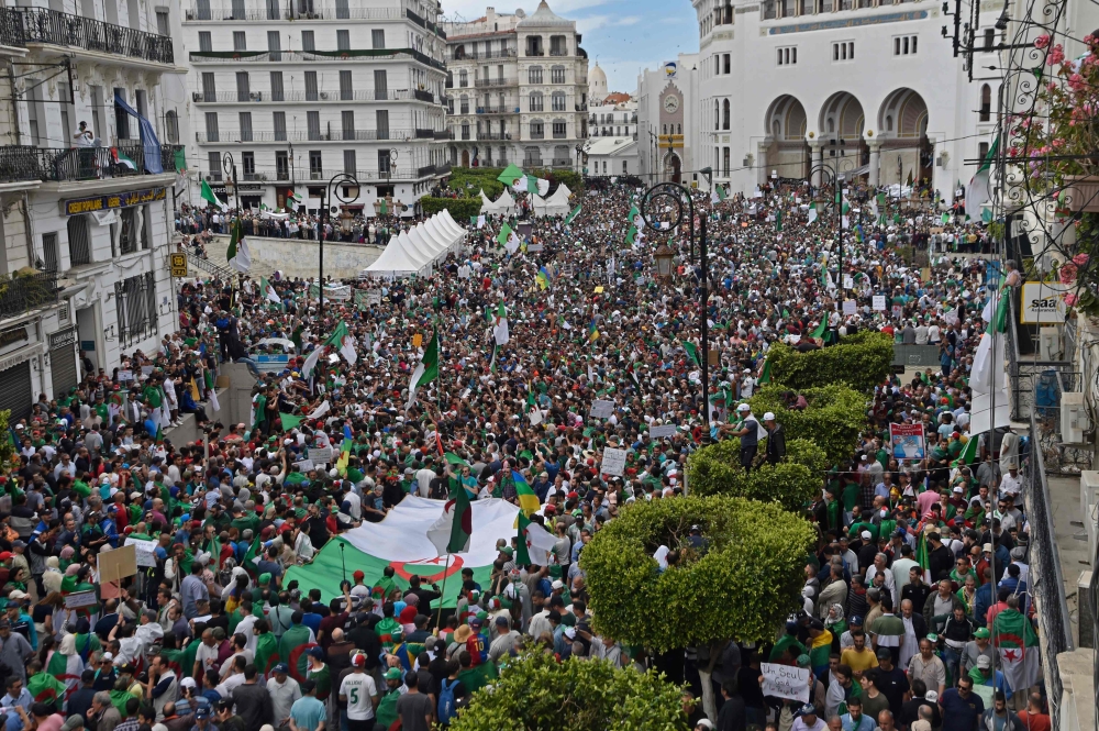  Algerian protesters gather during an anti-government demonstration outside La Grande Poste (main post office) in the centre of the capital Algiers on May 17, 2019. (AFP / RYAD KRAMDI)
