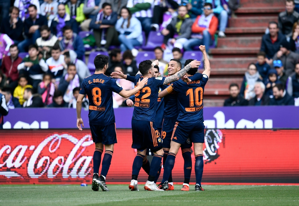 Valencia's Spanish forward Rodrigo Moreno (2R) celebrates with teammates after scoring during the Spanish League football match between Real Valladolid and Valencia at the Jose Zorrilla stadium in Valladolid on May 18, 2019. / AFP / OSCAR DEL POZO