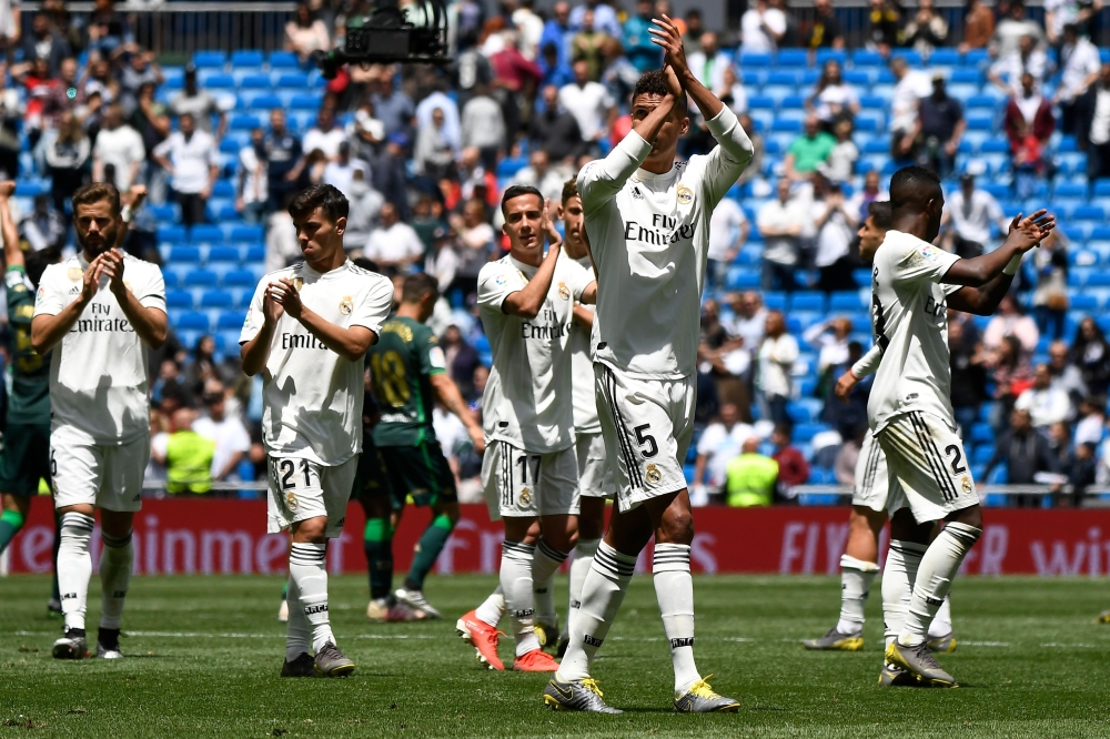 Real Madrid's players acknowledge fans at the end of the Spanish League football match between Real Madrid and Real Betis at the Santiago Bernabeu stadium in Madrid on May 19, 2019. / AFP / PIERRE-PHILIPPE MARCOU