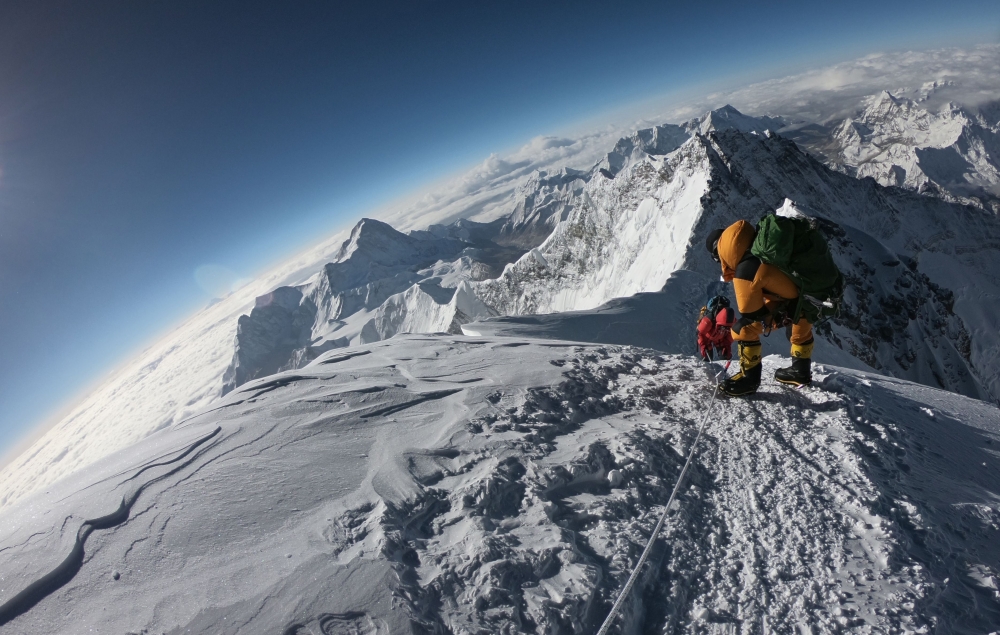  In this file photo taken on May 17, 2018, mountaineers make their way to the summit of Mount Everest, as they ascend on the south face from Nepal. / AFP / / Phunjo LAMA 
 