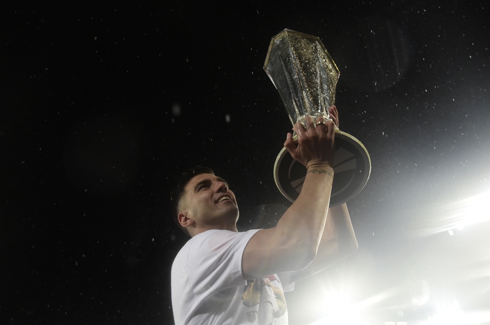 FILE PHOTO:  Sevilla's Spanish midfielder Jose Antonio Reyes raises the trophy after winning the UEFA Europa League final football match between Liverpool FC and Sevilla FC at the St Jakob-Park stadium in Basel.  .  AFP / Javier SORIANO