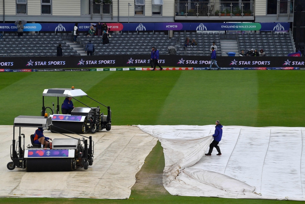 Groudstaff remove the covers as rain delays play ahead the 2019 Cricket World Cup group stage match between Pakistan and Sri Lanka at Bristol County Ground in Bristol, southwest England, on June 7, 2019. AFP / Saeed Khan