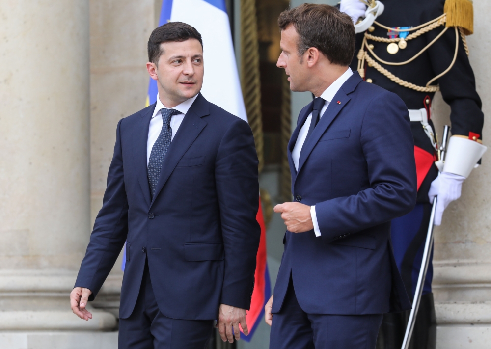 Ukraine's President Volodymyr Zelensky (L) talks with French President Emmanuel Macron as he leaves the Elysee presidential palace following their meeting in Paris on June 17, 2019 in Paris. / AFP / ludovic MARIN