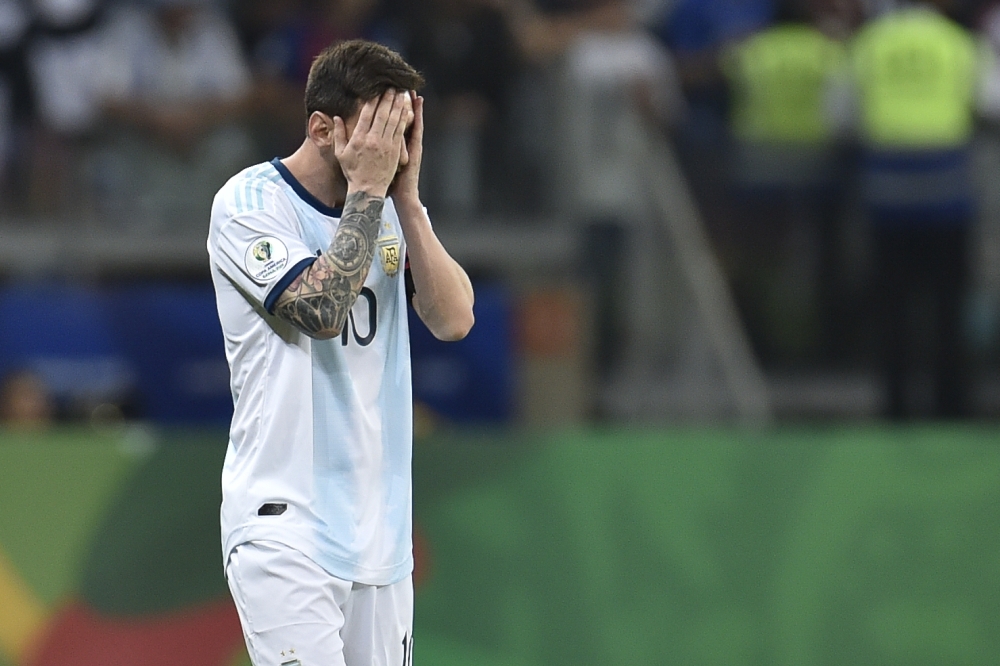 Argentina's Lionel messi gestures during the Copa America football tournament group match against Paraguay at the Mineirao Stadium in Belo Horizonte, Brazil, on June 19, 2019. / AFP / Douglas Magno 