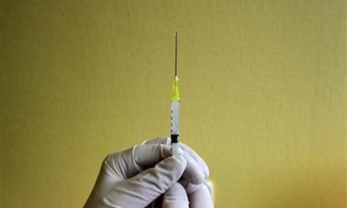 A nurse prepares a H1N1 flu vaccine shot at a hospital in Budapest, Hungary, November 20, 2009. Reuters/Karoly Arvai
