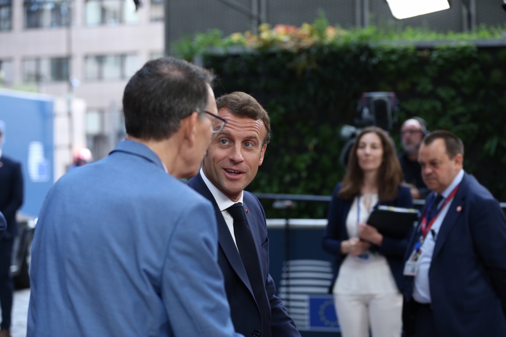 French President Emmanuel Macron (R) arrives for the EU leaders meeting to decide who should take over bloc’s top jobs, in Brussels, Belgium, 02 July 2019. (Dursun Aydemir - Anadolu Agency)