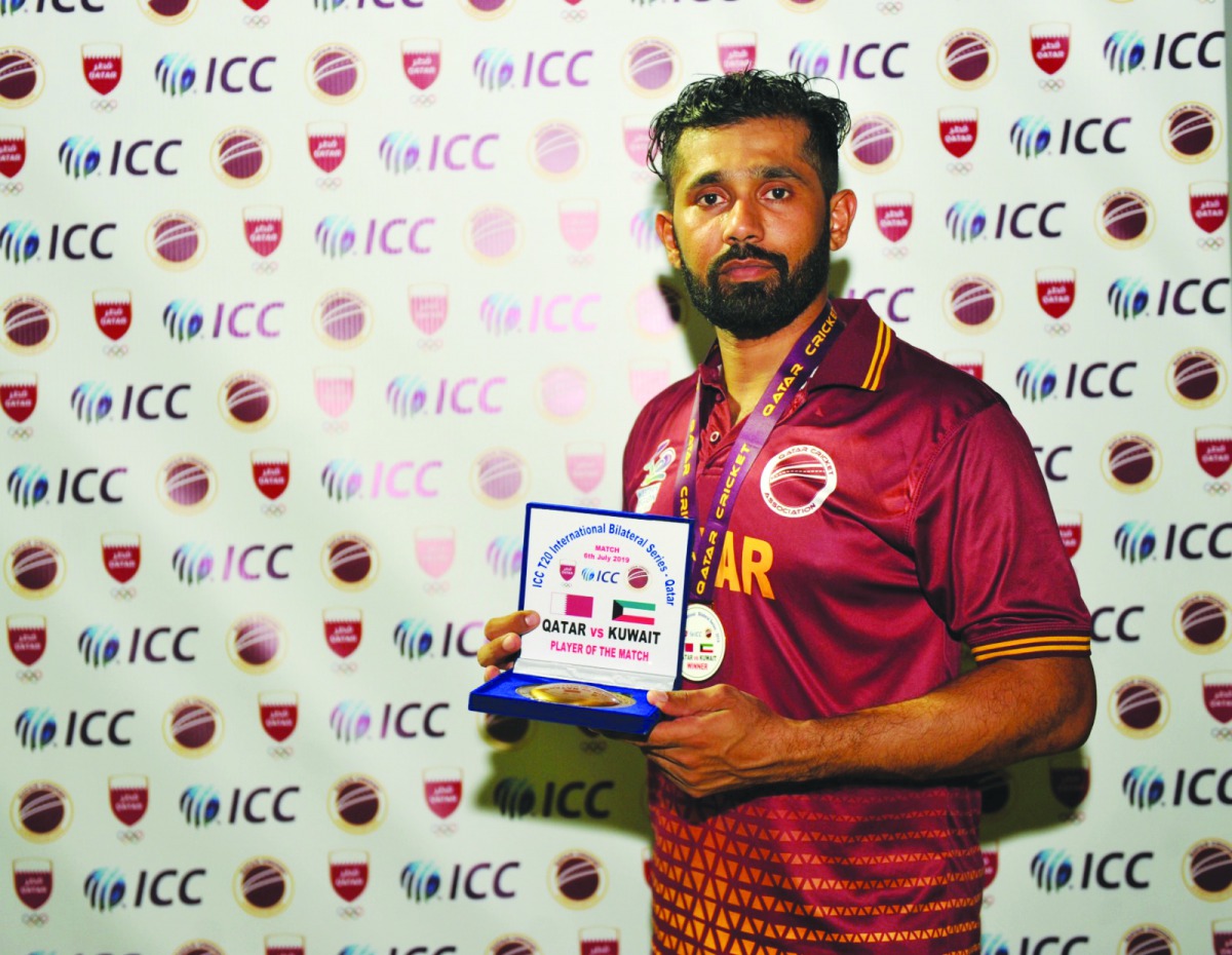 Qatar’s Mohammad Rizlan poses with his award at the end of the three-match Twenty20 International Series against Kuwait at the Asia Town Cricket Stadium on Saturday.
