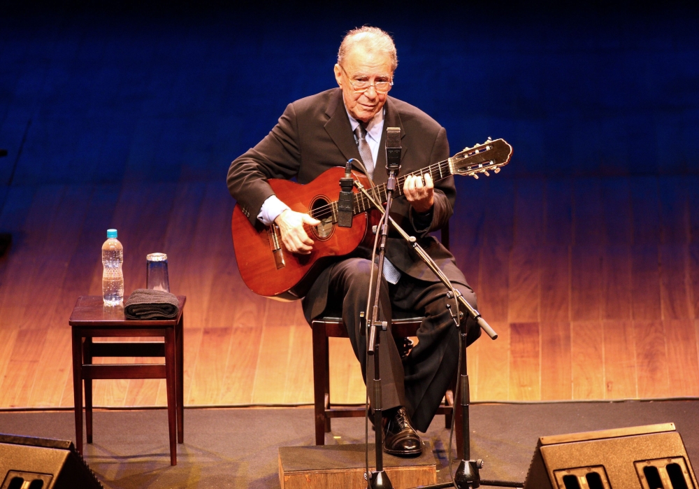 In this file photo taken on August 14, 2008, Brazilian singer and composer Joao Gilberto, 77, one of the trio of Brazilian artists who brought Bossa Nova to the world in 1958, performs during a concert in Sao Paulo, Brazil.  AFP / Marco Hermes
 




