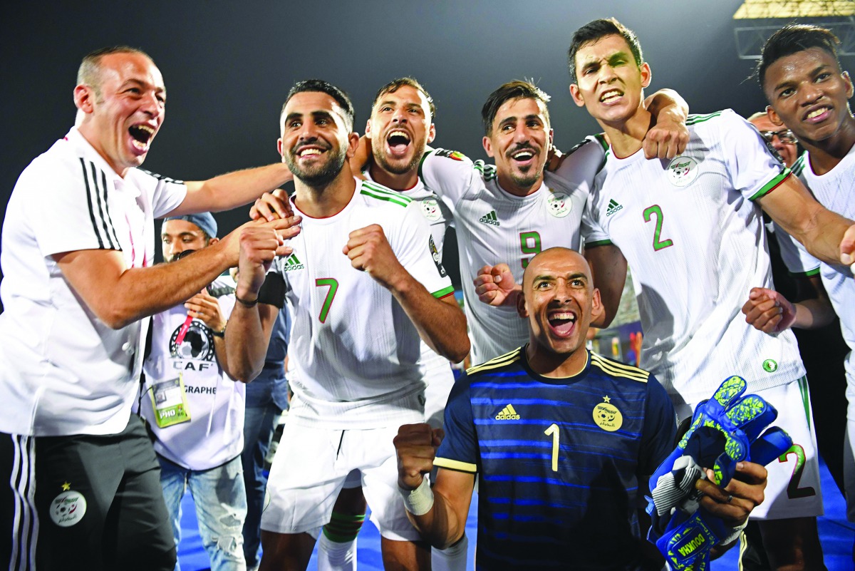 Algerian players celebrate after winning the 2019 Africa Cup of Nations (CAN) Round of 16 football match between Algeria and Guinea at the 30 June Stadium in the Egyptian capital Cairo on July 7, 2019. AFP / Khaled Desouki