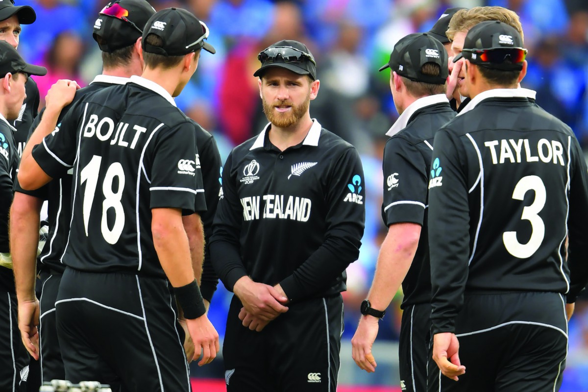New Zealand's captain Kane Williamson (C) and teammates wait for a review decision during the 2019 Cricket World Cup first semi-final between New Zealand and India at Old Trafford in Manchester, northwest England, on July 10, 2019. AFP / Dibyangshu Sarkar