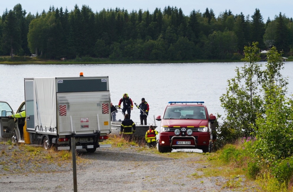 An emergency services boat carrying wreckage parts of a small airplane at a small harbor near the accident site at Ume river outside Umea, Sweden on July 14, 2019. AFP / TT News Agency / Samuel Petterson
 