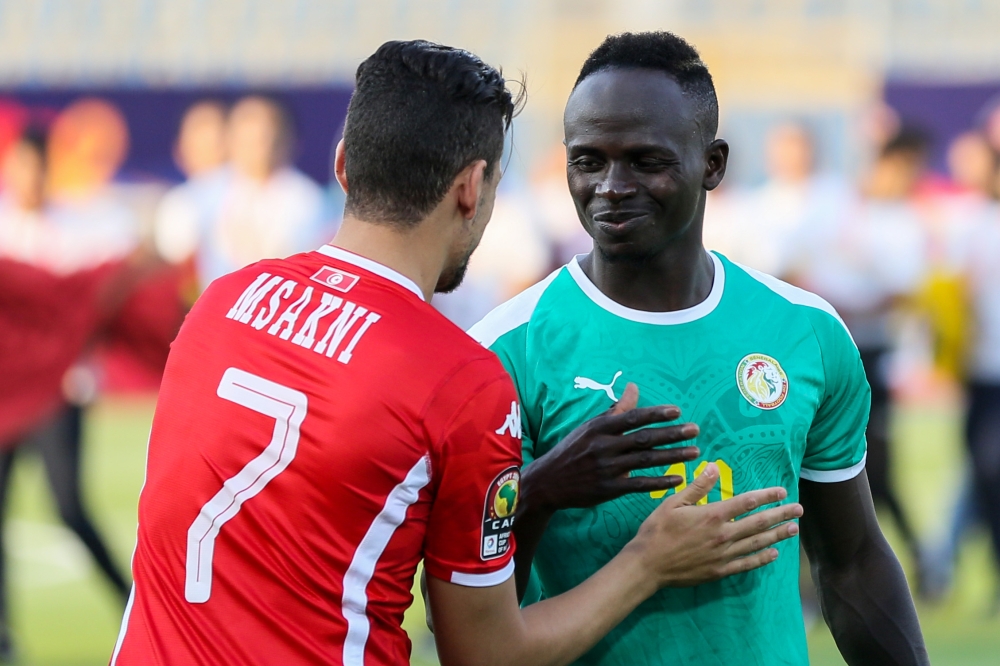 Youssef Msakni (L) of Tunisia greets with Sadio Mane (R) of Senegal ahead of the 2019 Africa Cup of Nations semifinal football match between Tunisia and Senegal, on July 14, 2019 in Cairo, Egypt. ( Samer Abdallah - Anadolu Agency )