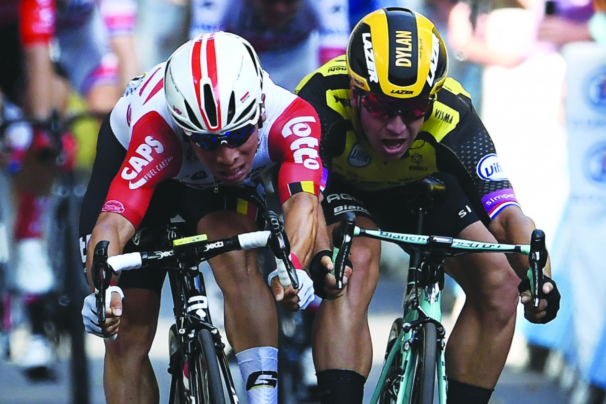 Australia's Caleb Ewan (L) sprints with Netherlands' Dylan Groenewegen to win on the finish line of the eleventh stage of the 106th edition of the Tour de France cycling race between Albi and Toulouse, in Toulouse on July 17, 2019. AFP / Anne-Christine Po
