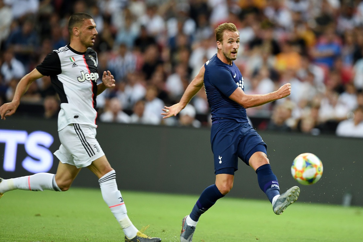 Tottenham Hotspur's Harry Kane (R) kicks the ball during the International Champions Cup football match between Juventus and Tottenham Hotspur in Singapore on July 21, 2019. / AFP / Roslan Rahman
