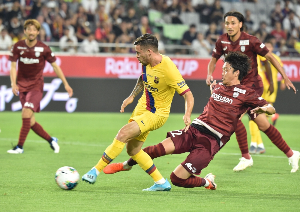 FC Barcelona's forward Carles Perez (C) scores a goal during the Rakuten Cup football match between Vissel Kobe and FC Barcelona, in Kobe on July 27, 2019. (AFP / Kazuhiro NOGI)