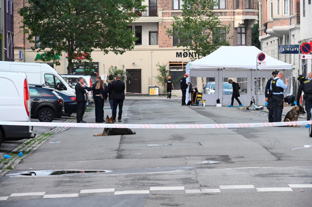 Danish police technicians inspect the scene outside a local police station, following an explosion in Copenhagen, Denmark August 10, 2019. (Ritzau Scanpix/Philip Davali via REUTERS)
