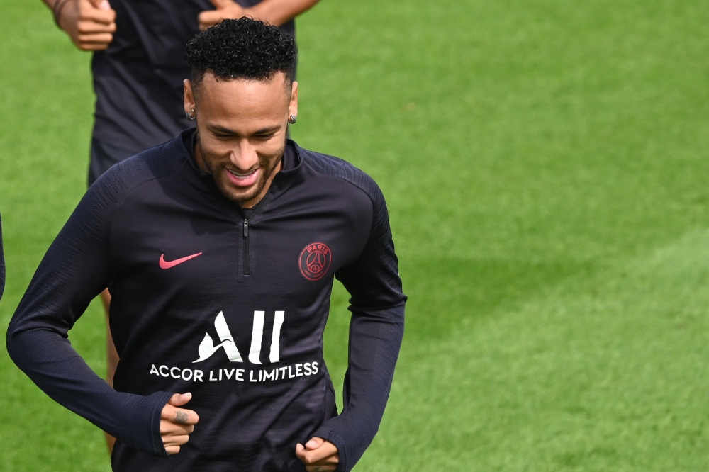 Paris Saint-Germain's Brazilian forward Neymar attends a training session of French L1 football club Paris Saint-Germain in Saint-Germain-en-Laye, near Paris, on August 10, 2019. / AFP / DOMINIQUE FAGET