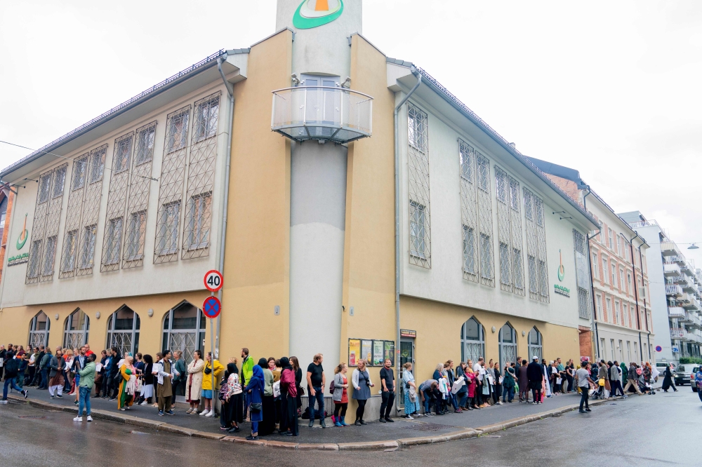 People showing their sympathy to muslims stand outside the mosque at the Islamic Cultural Centre in Oslo on August 11, 2019, one day after a gunman armed with multiple weapons had opened fire in a mosque. (AFP / NTB Scanpix / Fredrik Hagen)