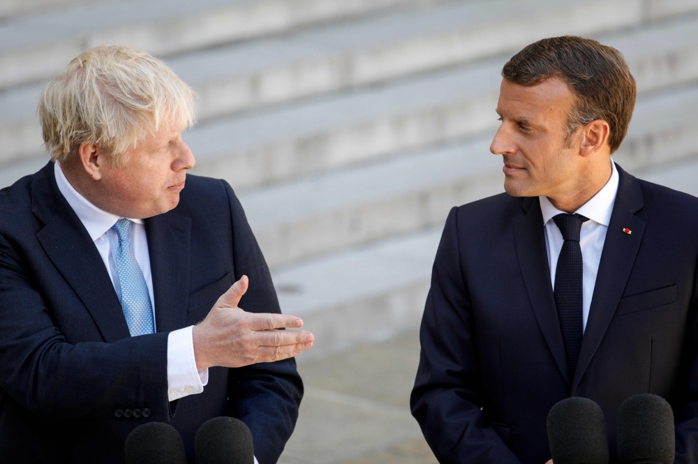 French President Emmanuel Macron (R) and Britain's Prime Minister Boris Johnson speak to the press ahead of a meeting at The Elysee Palace in Paris on August 22, 2019. AFP / GEOFFROY VAN DER HASSELT