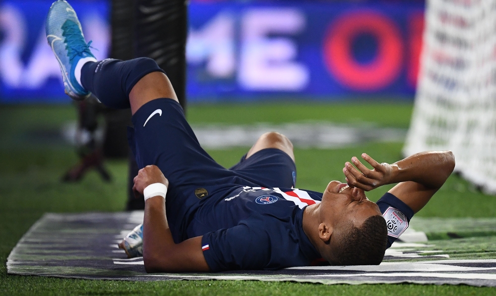 Paris Saint-Germain's French forward Kylian Mbappe reacts following an injury during the French L1 football match between Paris Saint-Germain (PSG) and Toulouse (TFC) at the Parc des Princes stadium in Paris, on August 25, 2019. / AFP / FRANCK FIFE
