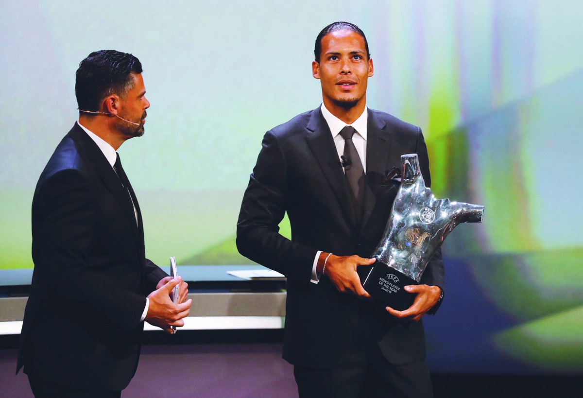  Liverpool's Virgil van Dijk with the UEFA Men’s Player of the Year award. Reuters/Eric Gaillard 
