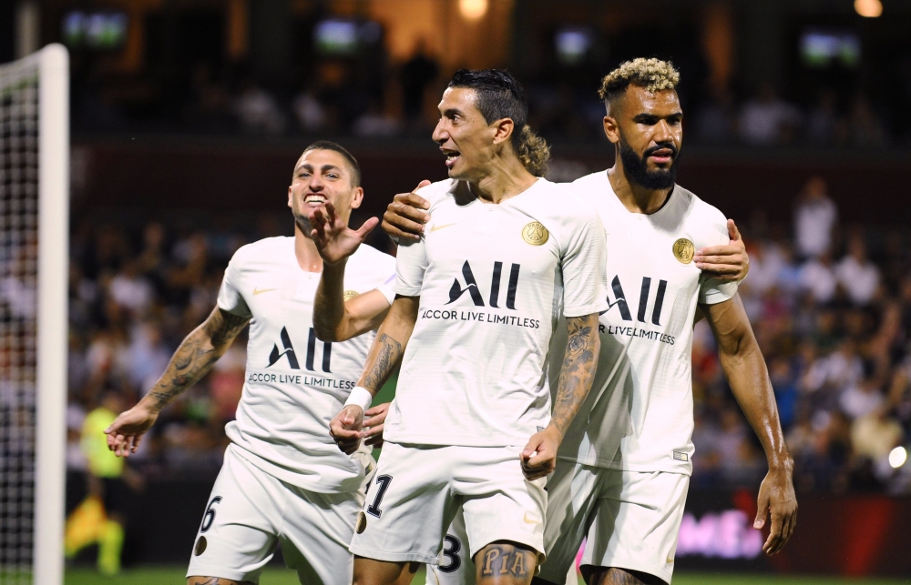 Paris' Argentinian midfielder Angel Di Maria (C) celebrates with teammates after scoring a goal during the French L1 football match between Metz (FCM) and Paris (PSG) at the Saint-Symphorien stadium in Longeville-les-Metz, eastern France, on August 30, 20