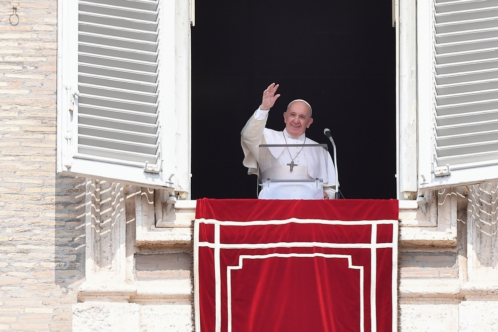 Pope Francis waves from the window of the apostolic palace overlooking St. Peter's square during the weekly Angelus prayer on September 1, 2019 at the Vatican. / AFP / Tiziana FABI
