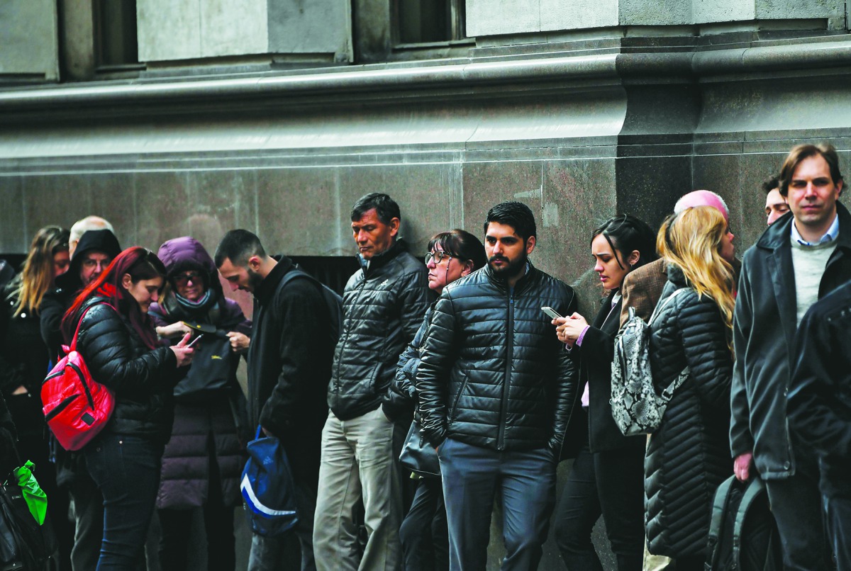 People queue outside a bank in Buenos Aires on September 2, 2019.  AFP / Ronaldo Schemidt