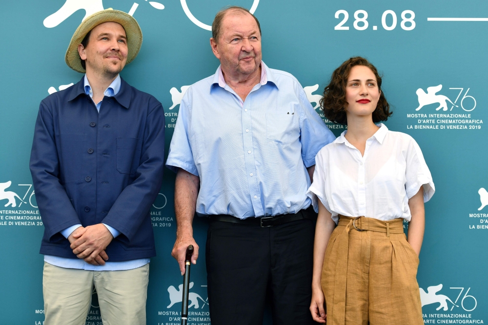 Swedish director Roy Andersson (C),  actors Anders Hellstrom (L)  actress Tatiana Delaunay pose during the photocall for the movie 