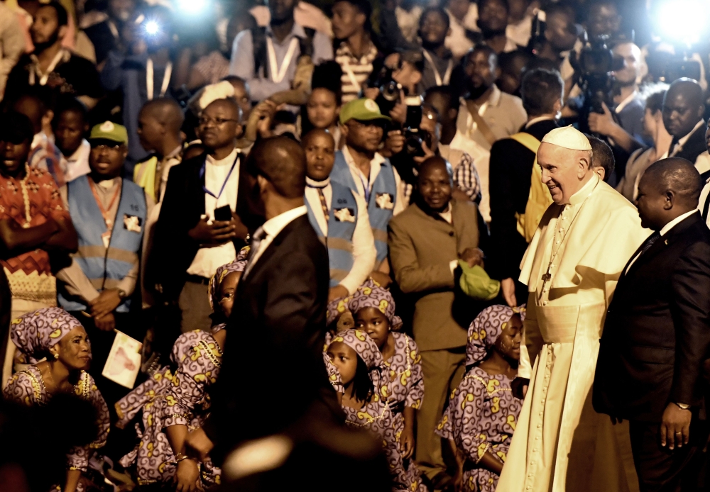 Pope Francis attends a welcome ceremony flanked by Mozambique President Filipe Nyusi upon his arrival at the Maputo International Airport on September 4, 2019. AFP / Tiziana Fabi 