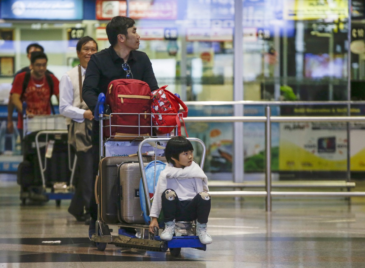 Airlines passengers in Kuala Lumpur International Airport, Sepang, Malaysia, March 1, 2016. EPA/ Fazry Ismail
