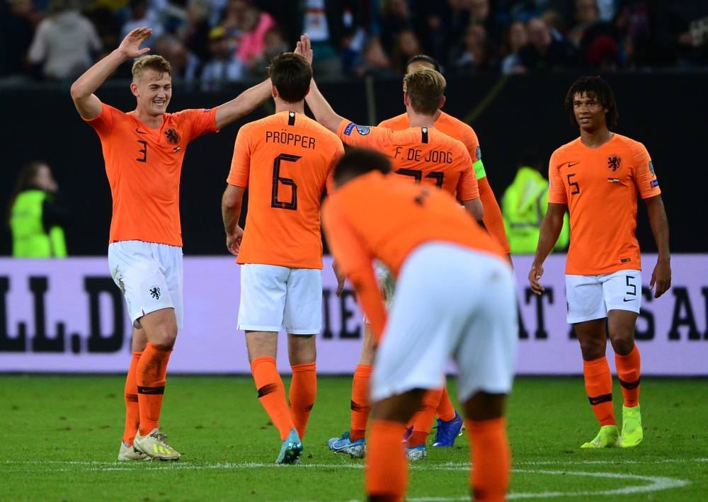 Netherlands' players celebrate after the UEFA Euro 2020 Group C qualification football match between Germany and the Netherlands in Hamburg, northern Germany, on September 6, 2019. / AFP / PATRIK STOLLARZ