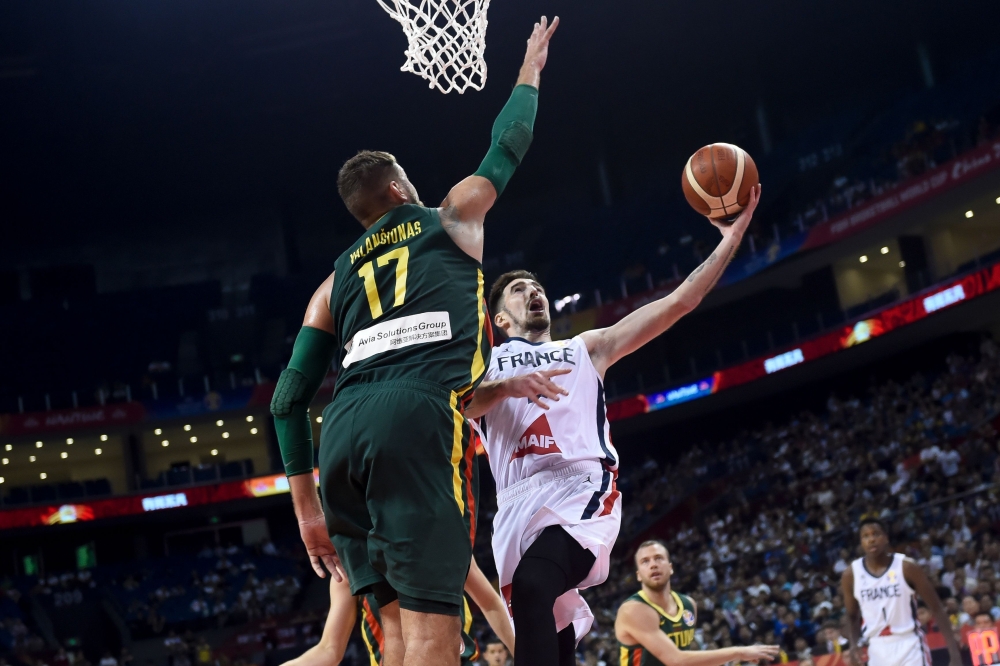 France's Nando De Colo (R) goes to the basket as Lithuania's Jonas Valanciunas tries to block during the Basketball World Cup Group L second round game between France and Lithuania in Nanjing on September 7, 2019. / AFP / WANG ZHAO