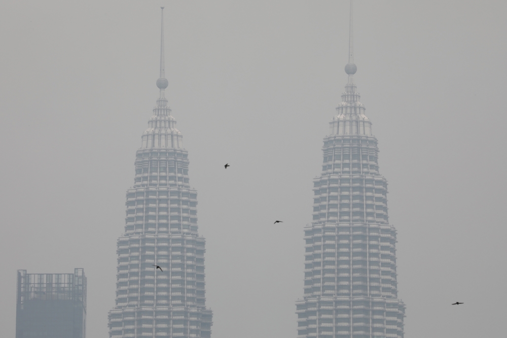 Petronas Twin Towers are shrouded by haze in Kuala Lumpur, Malaysia, September 9, 2019. Picture taken on September 9, 2019. REUTERS/Lim Huey Teng
