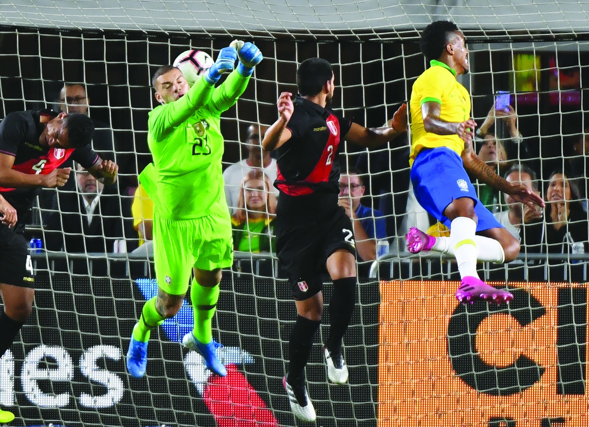 Luis Abram from Peru (C) heads the ball to score against Brazil during the International Friendly football match between Brazil and Peru at the Los Angeles Memorial Coliseum, in Los Angeles, California on September 10, 2019.  AFP / Mark RALSTON
