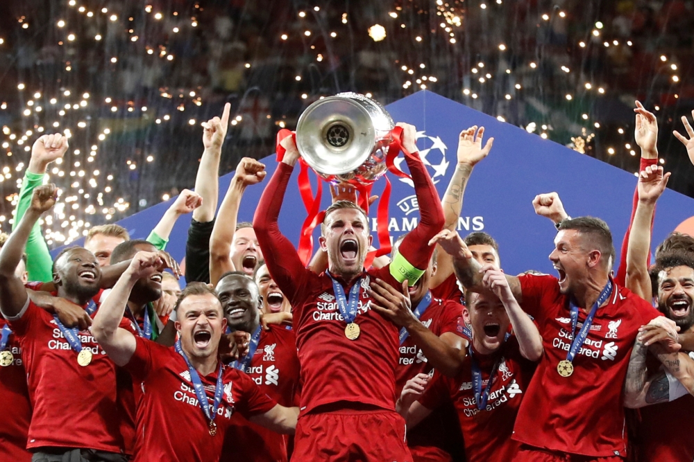 FILE PHOTO:   Liverpool's Jordan Henderson celebrates with the trophy and teammates after winning the Champions League Final REUTERS/Carl Recine
