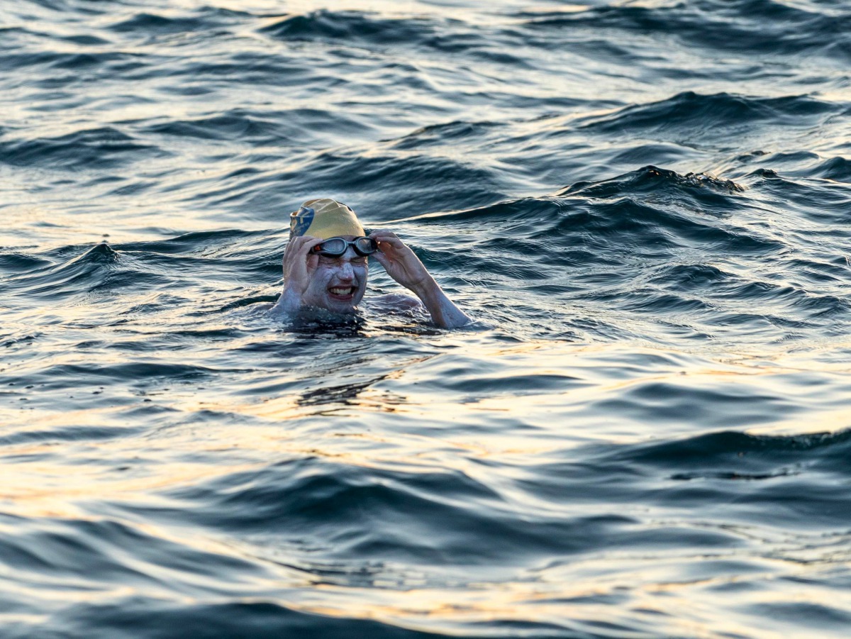 A handout photograph taken off the coast of Dover, southern England on September 15, 2019, and released by Jon Washer Photoraphy on September 17, 2019 shows US swimmer Sarah Thomas swimming in the Dover Strait, 10 miles off the English coast, on the first