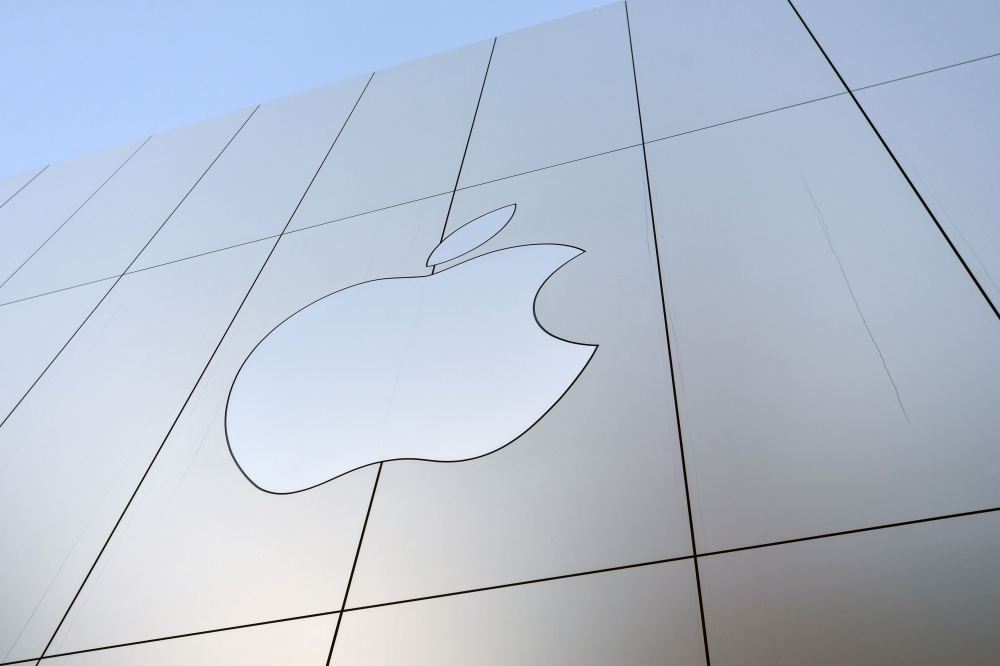 (FILES) In this file photo taken on September 22, 2017 an Apple logo is seen on the outside of an Apple store as new iPhones are released for sale in San Francisco, California. AFP / Josh Edelson