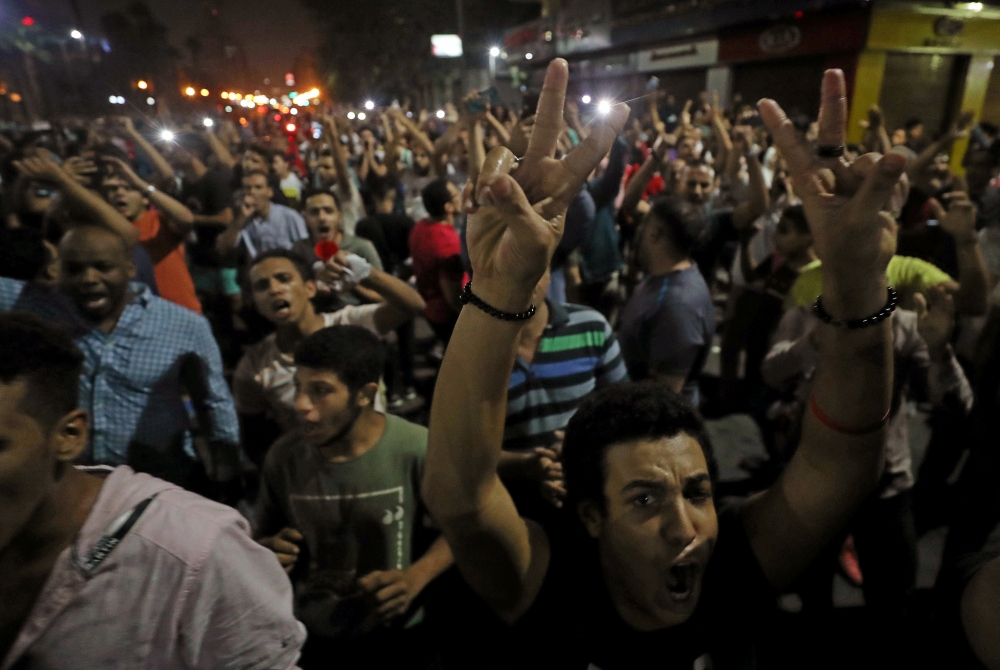Small groups of protesters gather in central Cairo shouting anti-government slogans in Cairo, Egypt September 21, 2019.REUTERS/Mohamed Abd El Ghany