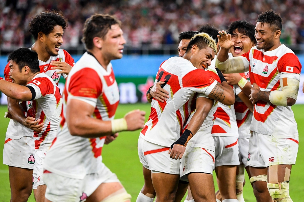 Japan players celebrate victory at the end of the Japan 2019 Rugby World Cup Pool A match between Japan and Ireland at the Shizuoka Stadium Ecopa in Shizuoka on September 28, 2019. / AFP / William WEST