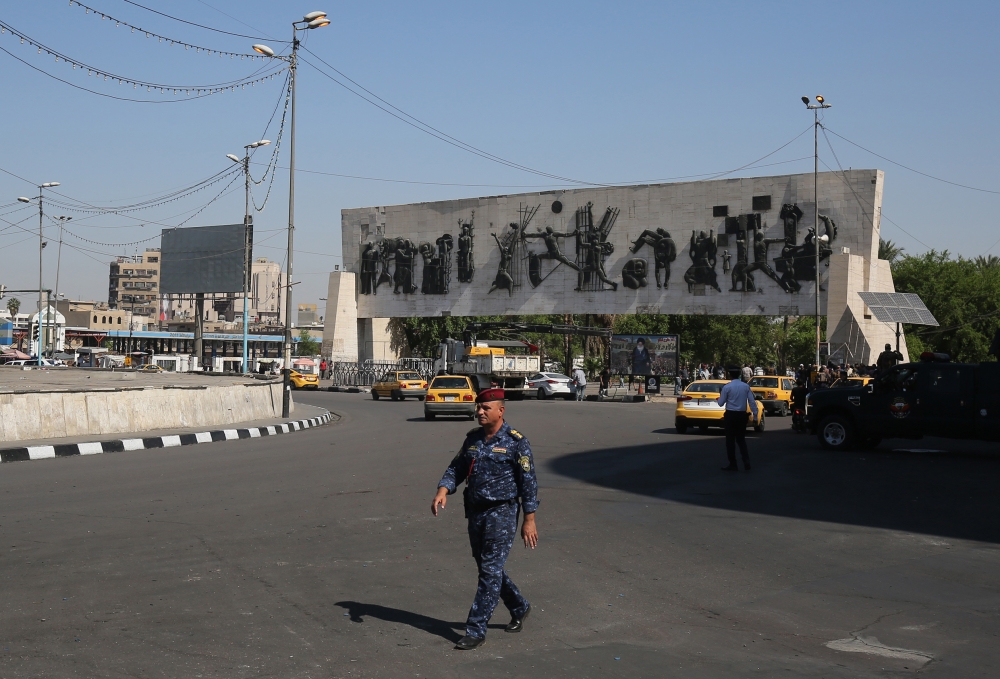 A member of the Iraqi security forces walks at Tahrir Square in central Baghdad on October 5, 2019 after a curfew was lifted following a day of violent protests.  AFP / AHMAD AL-RUBAYE
