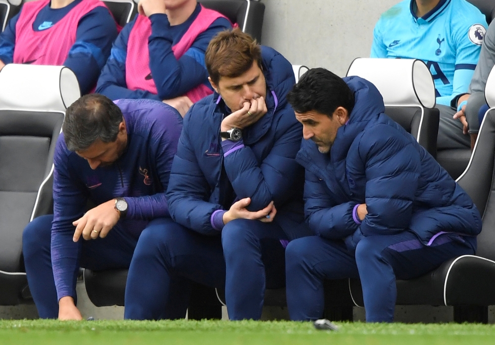 Tottenham Hotspur manager Mauricio Pochettino talks with assistant coach Jesus Perez REUTERS/Toby Melville 
