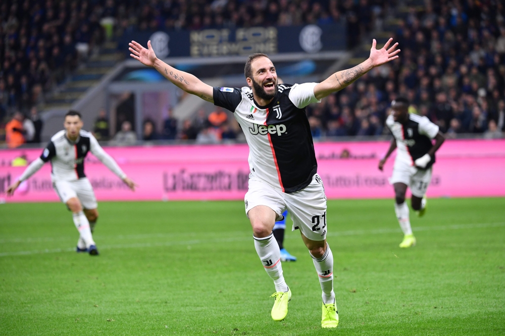 Juventus' Argentinian forward Gonzalo Higuain celebrates after scoring during the Italian Serie A football match Inter vs Juventus on October 6, 2019 at the San Siro stadium in Milan. / AFP / Alberto PIZZOLI