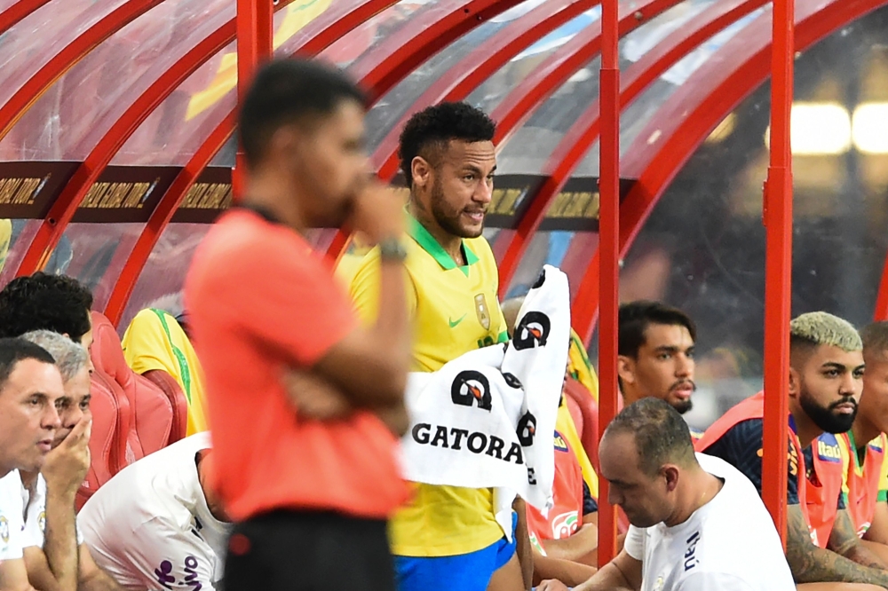 Brazil's forward Neymar (C) looks on from outfield during an international friendly football match between Brazil and Nigeria at the National Stadium in Singapore on October 12, 2019. AFP / Roslan RAHMAN