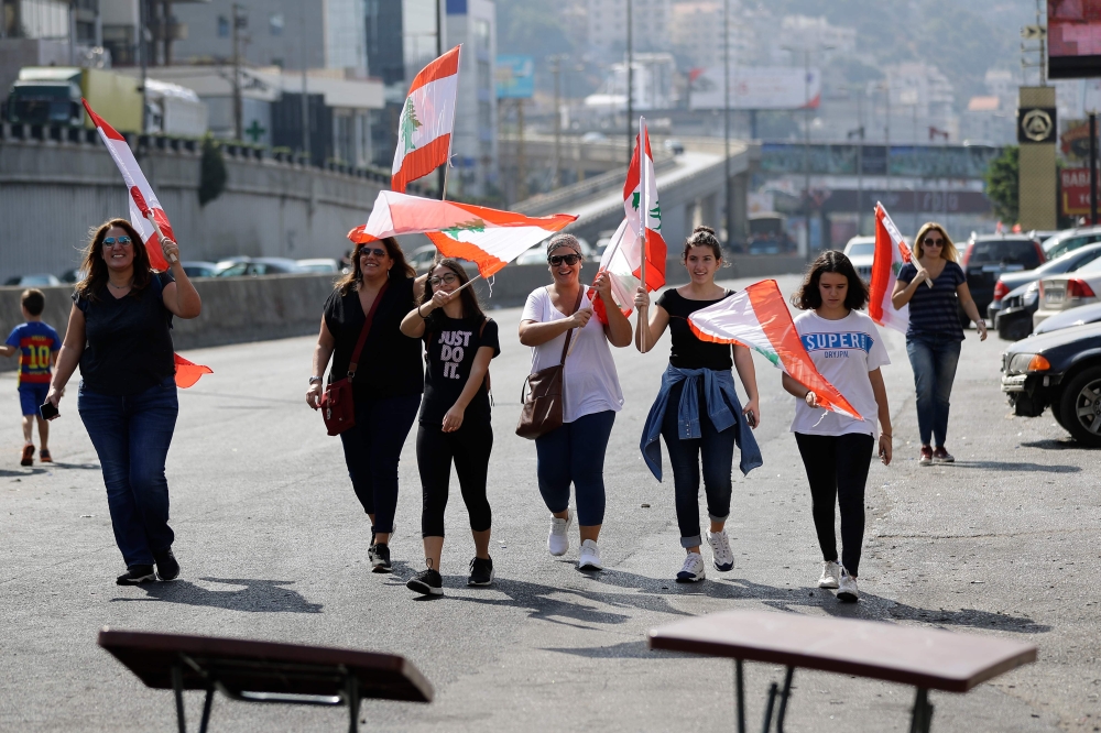 Lebanese demonstrators arrive to a gather on a highway linking Beirut to north Lebanon, in Zouk Mikael on October 19, 2019, one day after demonstrations swept through the eastern Mediterranean country to protest against dire economic conditions. AFP / JOS